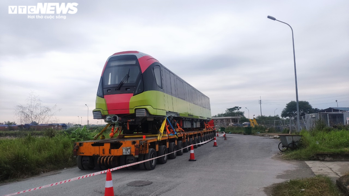 Cận cảnh những toa tàu đầu tiên được cẩu lên đường ray Nhổn - Ga Hà Nội - 4