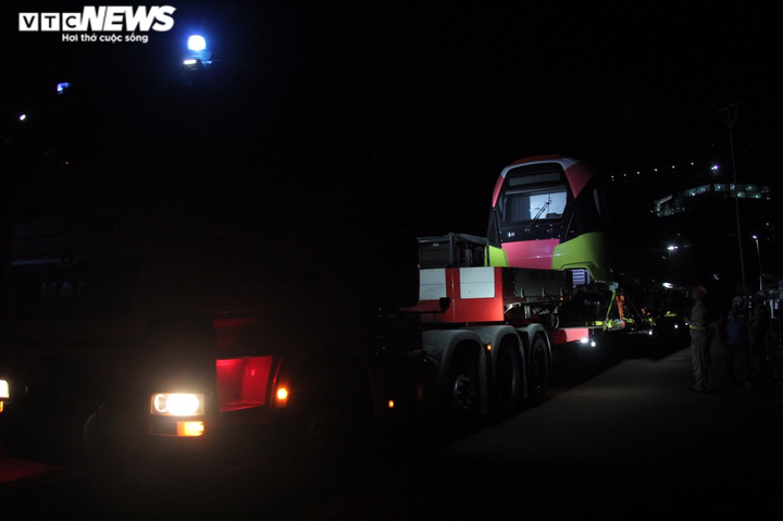 Cận cảnh những toa tàu đầu tiên được cẩu lên đường ray Nhổn - Ga Hà Nội - 1