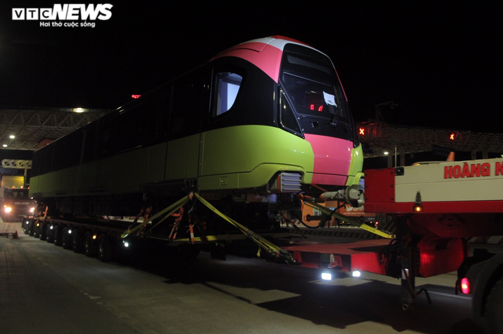 Cận cảnh những toa tàu đầu tiên được cẩu lên đường ray Nhổn - Ga Hà Nội - 2