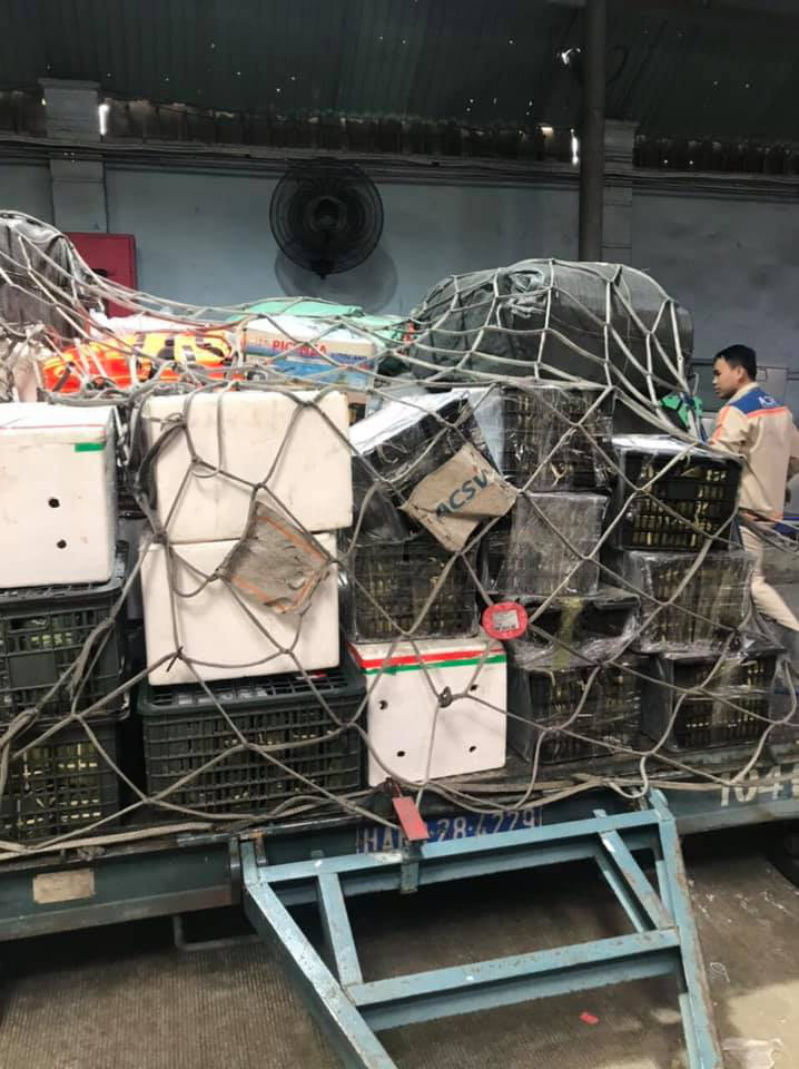 Những chuyến bay đầu tiên cứu hộ miền Trung hạ cánh - 5