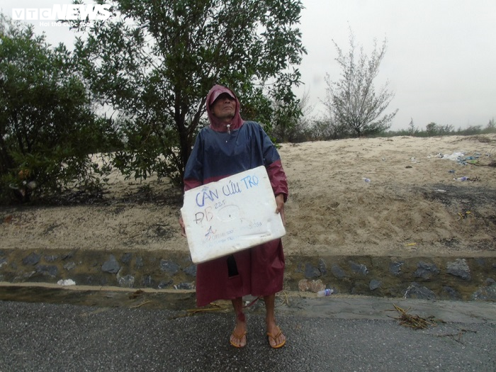 Người dân vùng lũ Quảng Bình ra đường BOT vẫy xe xin cứu trợ - 1