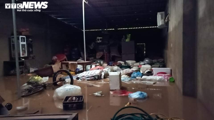 Ảnh: Tiểu thương vùng hạ du hồ Kẻ Gỗ khóc ròng sau lũ dữ - 10