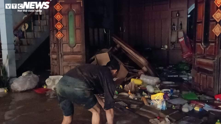 Ảnh: Tiểu thương vùng hạ du hồ Kẻ Gỗ khóc ròng sau lũ dữ - 9