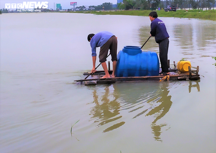 Ảnh: Tàu thuyền, cano ngược xuôi tiếp tế lương thực cho dân vùng lũ Hà Tĩnh - 12