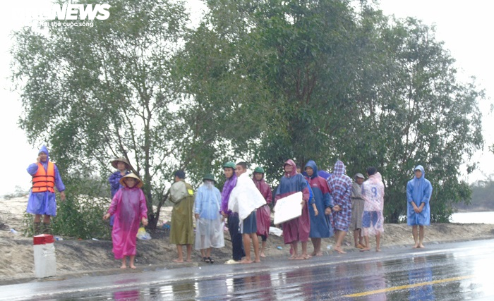 Người dân vùng lũ Quảng Bình ra đường BOT vẫy xe xin cứu trợ - 2