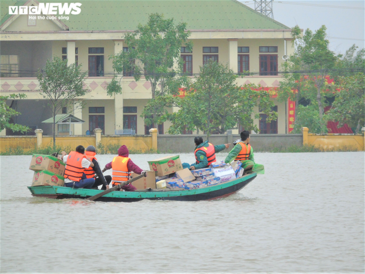 Ảnh: Tàu thuyền, cano ngược xuôi tiếp tế lương thực cho dân vùng lũ Hà Tĩnh - 4