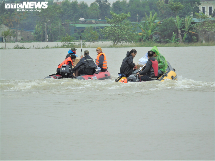 Ảnh: Tàu thuyền, cano ngược xuôi tiếp tế lương thực cho dân vùng lũ Hà Tĩnh - 14