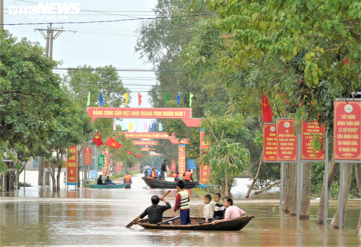 Ảnh: Tàu thuyền, cano ngược xuôi tiếp tế lương thực cho dân vùng lũ Hà Tĩnh - 11