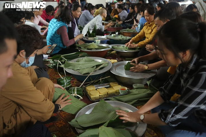 Người Hà Nội xuyên đêm làm bánh chưng ủng hộ đồng bào miền Trung chống lũ - 4