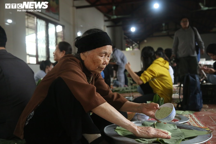 Người Hà Nội xuyên đêm làm bánh chưng ủng hộ đồng bào miền Trung chống lũ - 5