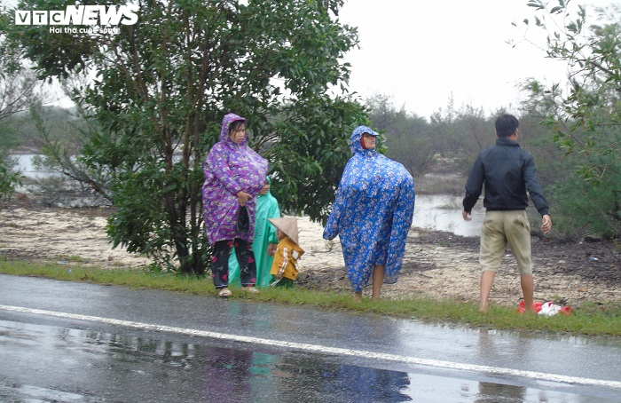 Người dân vùng lũ Quảng Bình ra đường BOT vẫy xe xin cứu trợ - 3