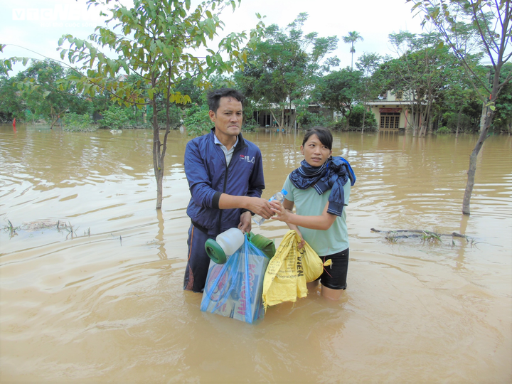 Ảnh: Tàu thuyền, cano ngược xuôi tiếp tế lương thực cho dân vùng lũ Hà Tĩnh - 15