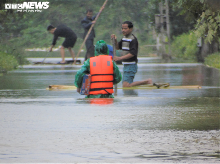 Ảnh: Tàu thuyền, cano ngược xuôi tiếp tế lương thực cho dân vùng lũ Hà Tĩnh - 7