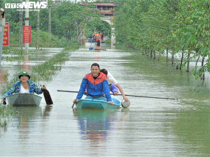 Ảnh: Tàu thuyền, cano ngược xuôi tiếp tế lương thực cho dân vùng lũ Hà Tĩnh - 10