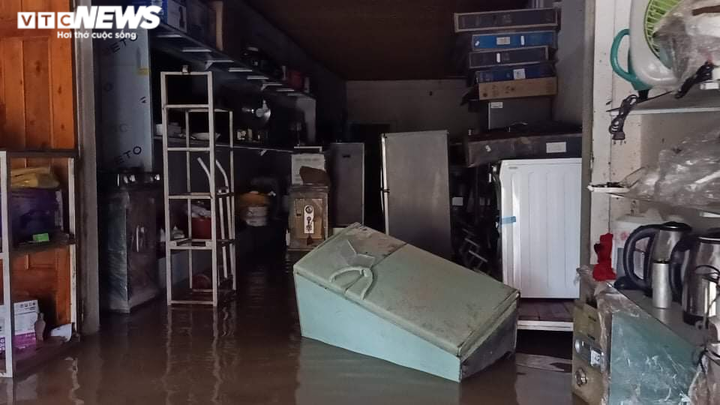 Ảnh: Tiểu thương vùng hạ du hồ Kẻ Gỗ khóc ròng sau lũ dữ - 2