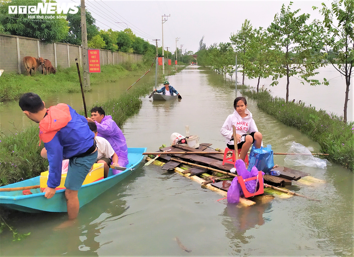 Ảnh: Tàu thuyền, cano ngược xuôi tiếp tế lương thực cho dân vùng lũ Hà Tĩnh - 8