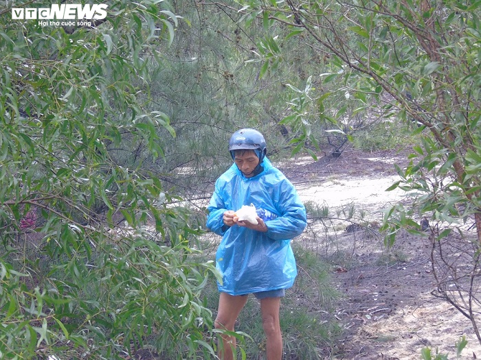 Người dân vùng lũ Quảng Bình ra đường BOT vẫy xe xin cứu trợ - 8