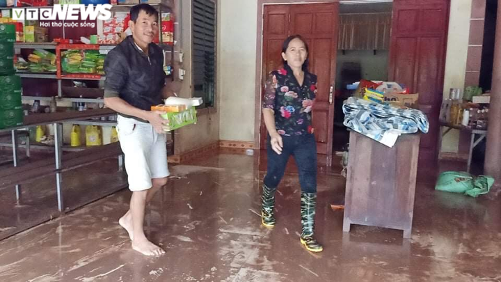 Ảnh: Tiểu thương vùng hạ du hồ Kẻ Gỗ khóc ròng sau lũ dữ - 4