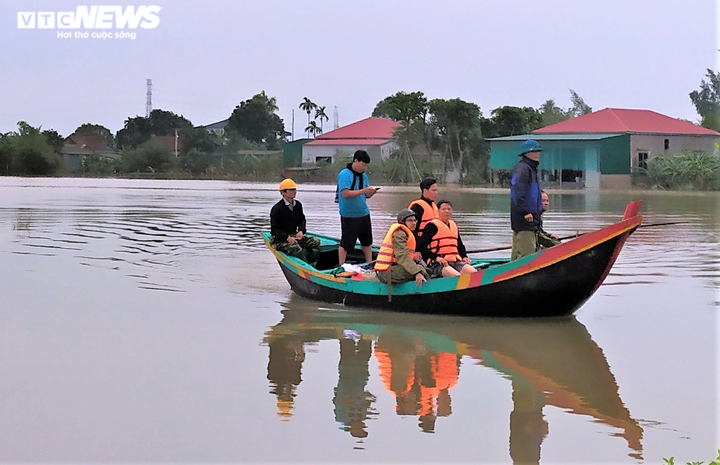 Ảnh: Tàu thuyền, cano ngược xuôi tiếp tế lương thực cho dân vùng lũ Hà Tĩnh - 13