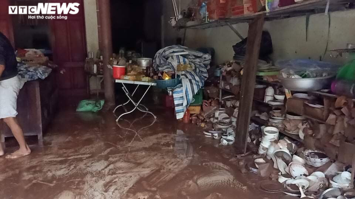 Ảnh: Tiểu thương vùng hạ du hồ Kẻ Gỗ khóc ròng sau lũ dữ - 5