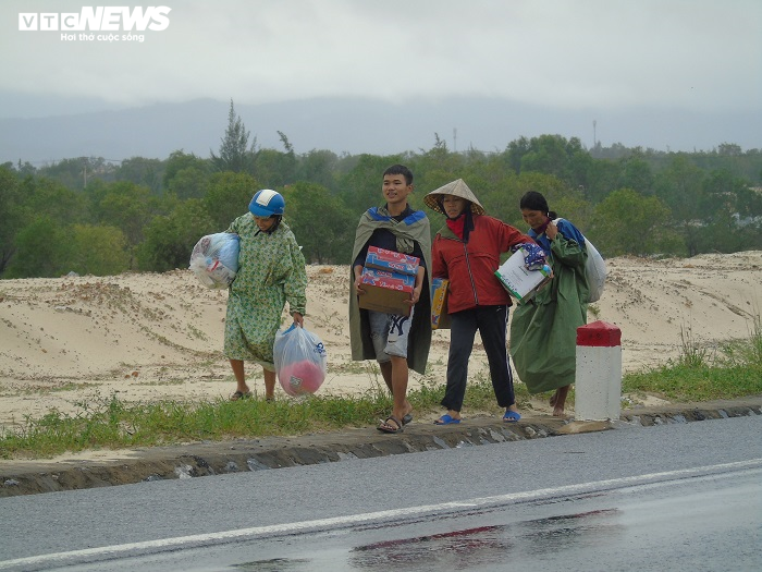 Người dân vùng lũ Quảng Bình ra đường BOT vẫy xe xin cứu trợ - 7