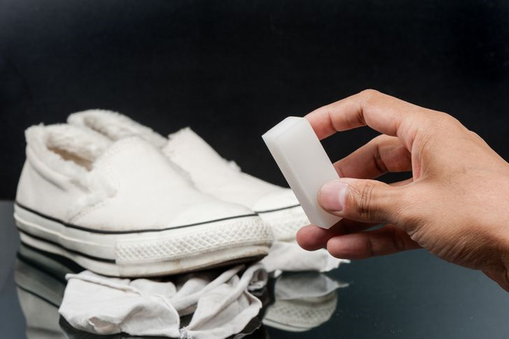 7 cách thần kỳ làm sạch giày trắng bị ố bẩn - 7