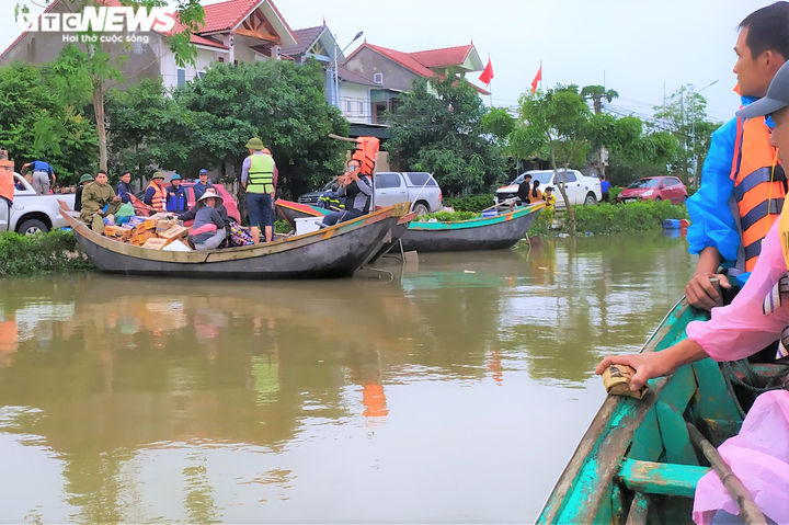 Ảnh: Tàu thuyền, cano ngược xuôi tiếp tế lương thực cho dân vùng lũ Hà Tĩnh - 6