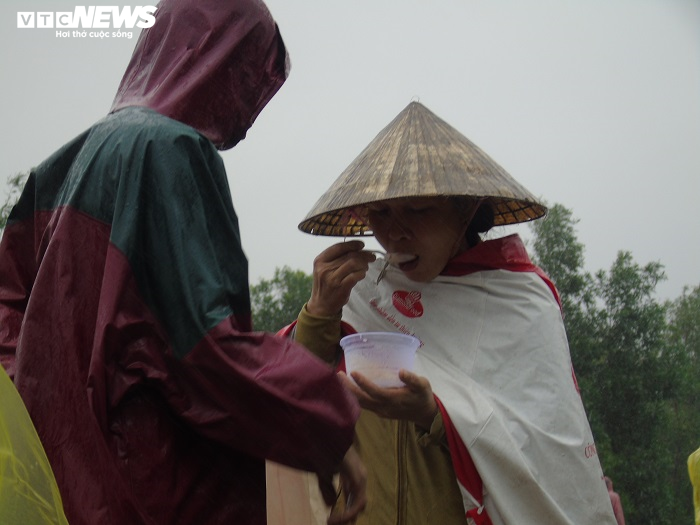 Người dân vùng lũ Quảng Bình ra đường BOT vẫy xe xin cứu trợ - 5