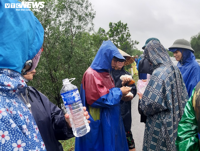 Người dân vùng lũ Quảng Bình ra đường BOT vẫy xe xin cứu trợ - 4