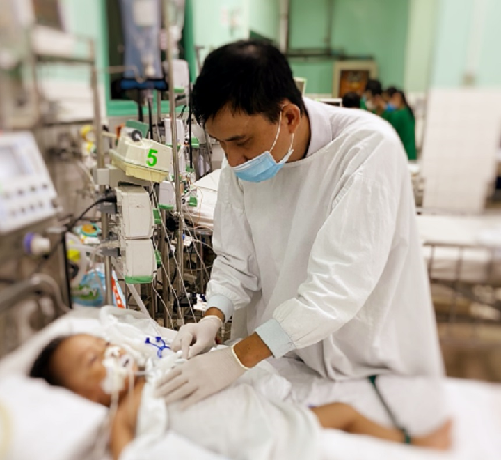 Cứu bé trai 2 tuổi bị chó Alaska cắn rách khí quản nguy kịch - 1