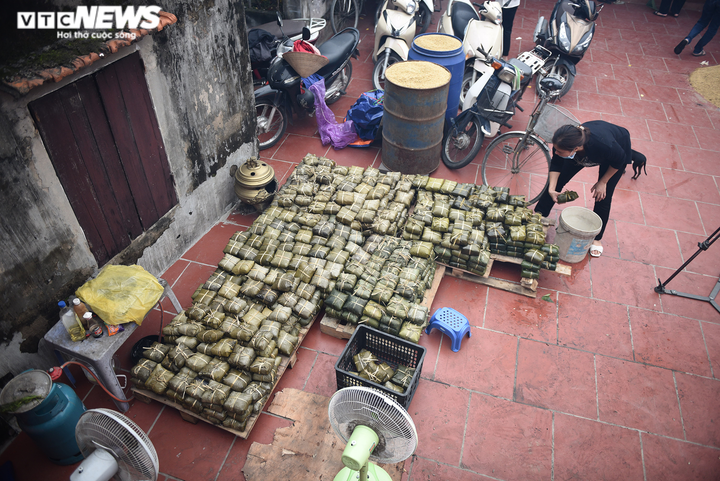 Người Hà Nội xuyên đêm làm bánh chưng ủng hộ đồng bào miền Trung chống lũ - 3