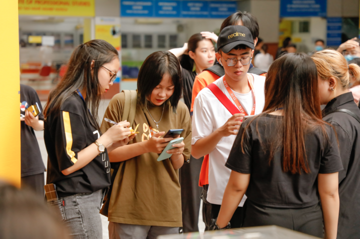 3.000 tân sinh viên ĐH HUTECH và Văn Lang 'cháy hết mình' cùng Realme - 4