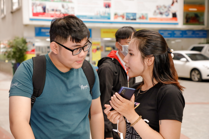 3.000 tân sinh viên ĐH HUTECH và Văn Lang 'cháy hết mình' cùng Realme - 5