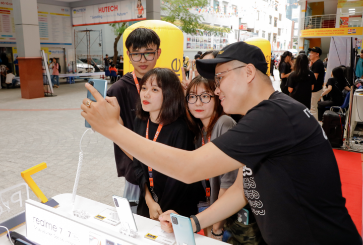 3.000 tân sinh viên ĐH HUTECH và Văn Lang 'cháy hết mình' cùng Realme - 6