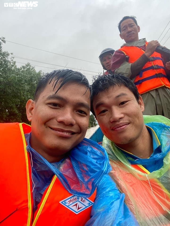 Người trẻ Sài Gòn gác công việc, đi vào tâm lũ cứu trợ bà con miền Trung - 2