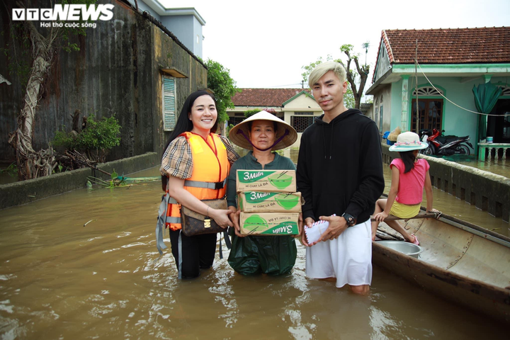 Người trẻ Sài Gòn gác công việc, đi vào tâm lũ cứu trợ bà con miền Trung - 1