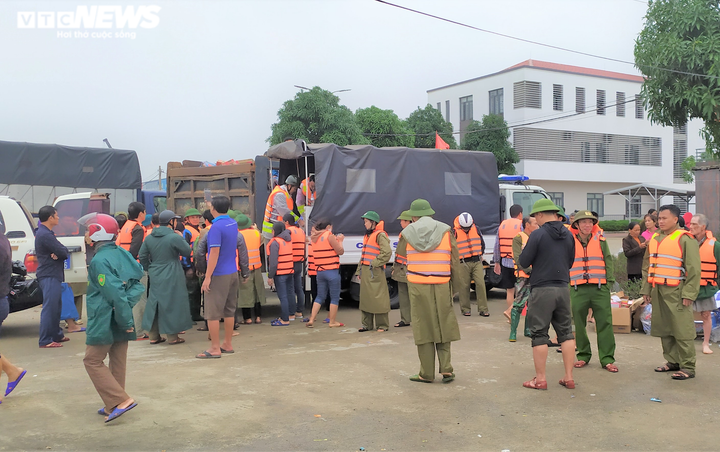 Ảnh: Tàu thuyền, cano ngược xuôi tiếp tế lương thực cho dân vùng lũ Hà Tĩnh - 3