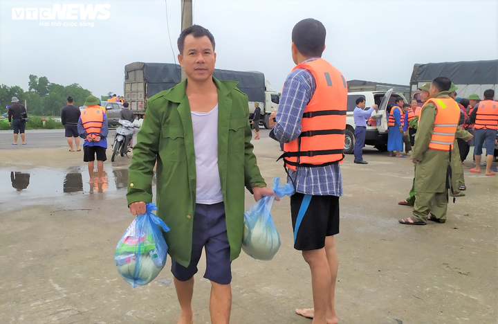 Ảnh: Tàu thuyền, cano ngược xuôi tiếp tế lương thực cho dân vùng lũ Hà Tĩnh - 9