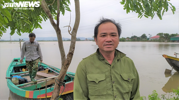 Ảnh: Tàu thuyền, cano ngược xuôi tiếp tế lương thực cho dân vùng lũ Hà Tĩnh - 16