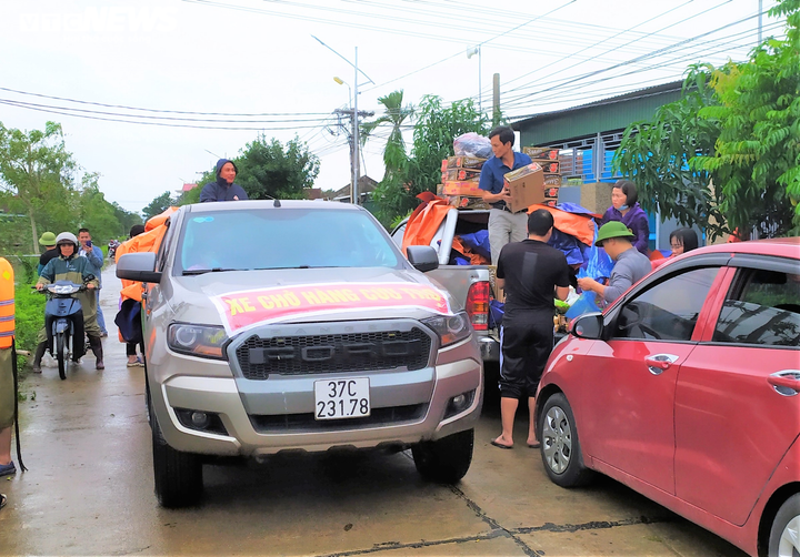 Ảnh: Tàu thuyền, cano ngược xuôi tiếp tế lương thực cho dân vùng lũ Hà Tĩnh - 2