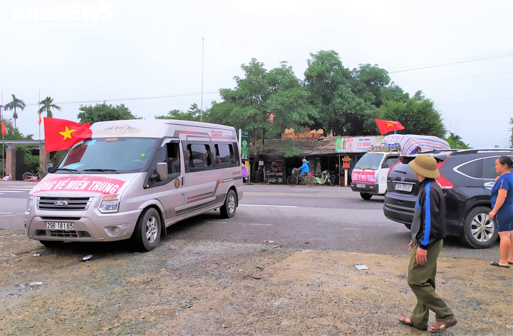 Ảnh: Tàu thuyền, cano ngược xuôi tiếp tế lương thực cho dân vùng lũ Hà Tĩnh - 1