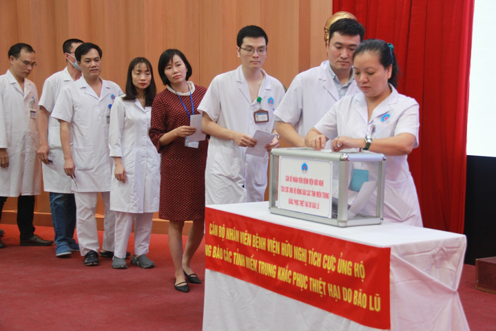 Bệnh viện Hữu Nghị ủng hộ đồng bào miền Trung 250 triệu đồng - 1