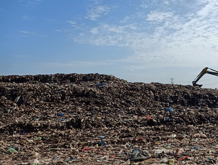 Bốc dỡ 30.000 tấn rác từ Trà Vinh đưa sang Cần Thơ xử lý - 1