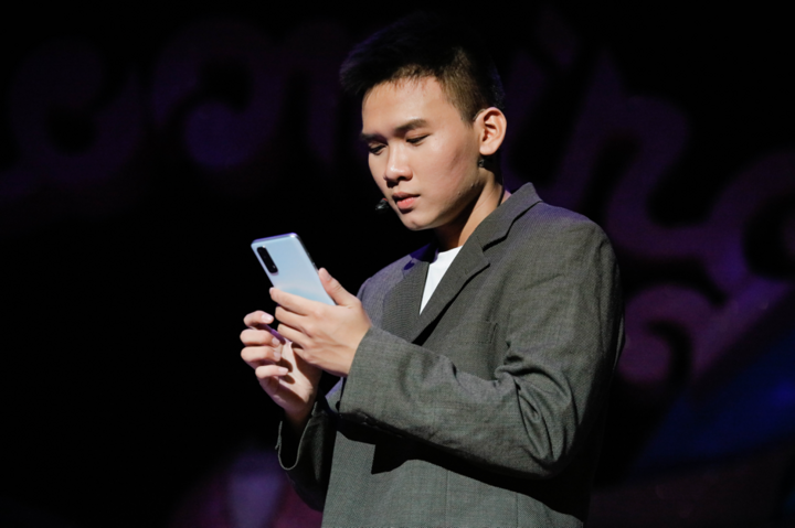 3.000 tân sinh viên ĐH HUTECH và Văn Lang 'cháy hết mình' cùng Realme - 8