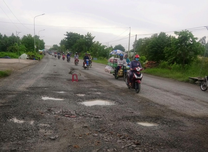 Nhiều đoạn Quốc lộ ở miền Tây bị hư hỏng nặng do mưa lớn kéo dài - 1