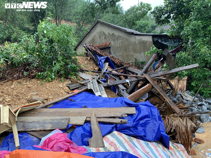 Núi xuất hiện vết nứt lớn, Quảng Bình di dời dân khẩn cấp trong đêm - 2