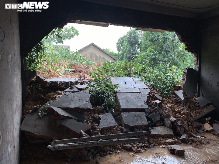 Núi xuất hiện vết nứt lớn, Quảng Bình di dời dân khẩn cấp trong đêm - 3