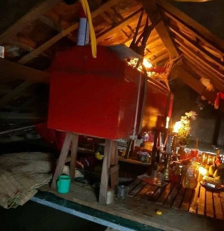 Quan tài treo 5 ngày không chôn được: Địa phương hỗ trợ đưa tang bằng thuyền - 1