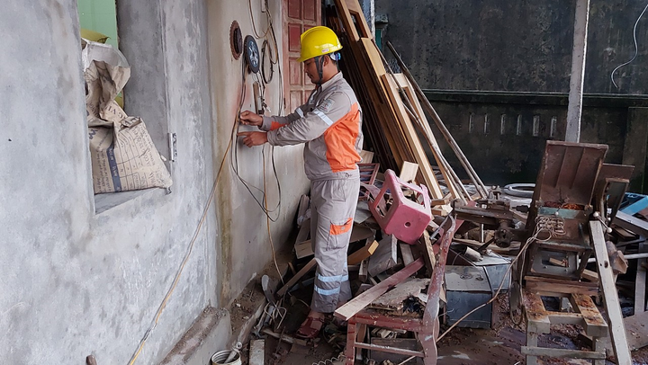 Nỗ lực cấp điện trở lại cho người dân sau mưa lũ - 11