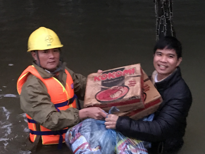 Nỗ lực cấp điện trở lại cho người dân sau mưa lũ - 13